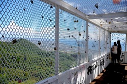 平塚湘南平のテレビ塔と恋人の南京錠