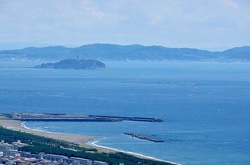 平塚湘南平のレストハウス展望台からの烏帽子岩と江ノ島