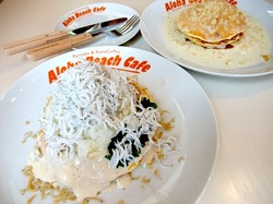 江ノ島Aloha Beach Cafe(アロハビーチカフェ)のしらすパンケーキとマカダミアナッツソースパンケーキ