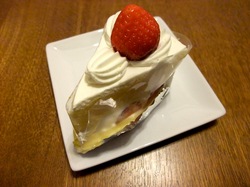 江ノ島片瀬海岸のケーキ&洋菓子おかしの家チロルのショートケーキ