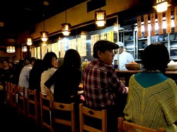 藤沢の老舗居酒屋久昇の店内カウンター