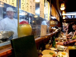 藤沢の老舗居酒屋久昇のカウンターと調理場