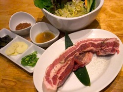 藤沢の韓国焼き肉料理湘南肉豚屋の極厚サムギョプサル