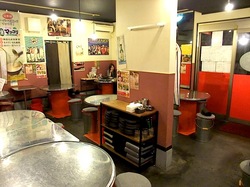 藤沢の韓国料理豚まるの店内テーブル席