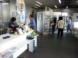 湘南江ノ島片瀬海岸の生しらす&シラス専門店浜野水産湘南丸の店内