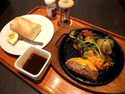 辻堂テラスモール湘南のハンバーグレストランいしがまやのプレミアムハンバーグチェダーチーズ