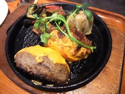 辻堂テラスモール湘南のハンバーグレストランいしがまやのプレミアムハンバーグチェダーチーズ