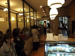 鎌倉小町通りイワタコーヒー店の店内