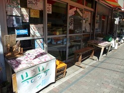 長谷のコロッケミヤダイ(宮代商店)の外観とイス