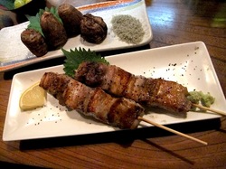 鎌倉小町通りの炉端焼き卯月の豚バラ焼き