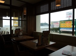 海が見えるCOCO'S(ココス) 江ノ島店@腰越の店内からの海