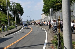 厚木基地までの行列