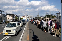 厚木基地までの行列