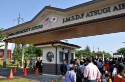 厚木基地の正門