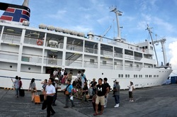 御蔵島に着港したかめりあ丸