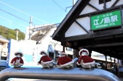 江ノ電江ノ島駅名物「江ノ電スズメ」がクリスマス衣装に