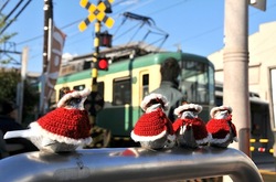 江ノ電江ノ島駅名物「江ノ電スズメ」がクリスマス衣装に