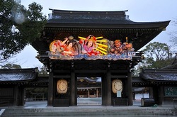 寒川神社神門の迎春ねぶたライトアップ