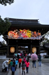 寒川神社神門の迎春ねぶたライトアップ