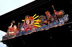寒川神社神門の迎春ねぶたライトアップ