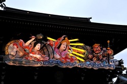 寒川神社神門の迎春ねぶたライトアップ