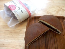 スイーツ江ノ電号のお土産鎌倉するがやのアーモンドチョコどら焼き