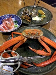 新潟県佐渡島の海鮮料理は小木花の木のズワイガニ