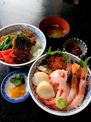 新潟県佐渡島の海鮮料理両津港かもこ食堂の海鮮丼&ブリカツ丼