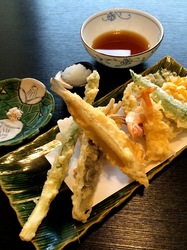 新潟県佐渡島の海鮮料理は真野歌留多(カルタ)の天ぷら