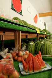 新潟県佐渡島の料理は西三川くだもの直売センターの桃とスイカ