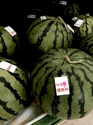 新潟県佐渡島の料理は西三川くだもの直売センターのスイカ