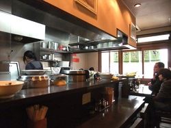 藤沢善行ラーメン海龍の店内