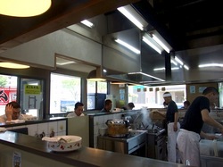 石川のクリーミー豚骨ラーメン「だし屋」の店内