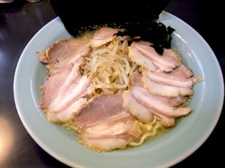 石川のクリーミー豚骨ラーメン「だし屋」の特盛塩チャーシューメン