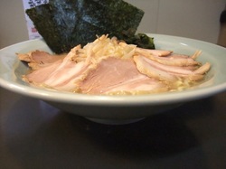 石川のクリーミー豚骨ラーメン「だし屋」の特盛塩チャーシューメン