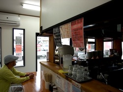 藤沢本町「藤沢白旗ラーメン號(ごう)」のカウンター