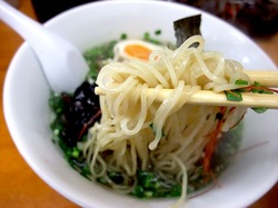 藤沢本町「藤沢白旗ラーメン號(ごう)」の細ストレート麺