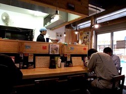 藤沢市辻堂鶏白湯ラーメンまる玉の店内