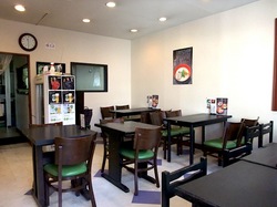 鎌倉小町通りの新魚介系鯛ラーメンかわかみの店内