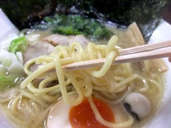 遠藤@湘南ライフタウン家系ラーメン松湘家の中太麺