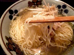 大船富士見町の和風ラーメンとりそばささの細ちぢれ麺