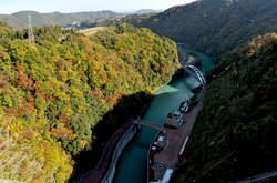 宮ヶ瀬ダムの紅葉と観光放流