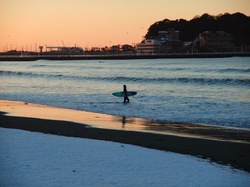 雪の江ノ島片瀬海岸西浜から朝日