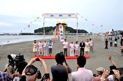 江ノ島片瀬海岸東浜海水浴場で海開きに参加するつるの剛士