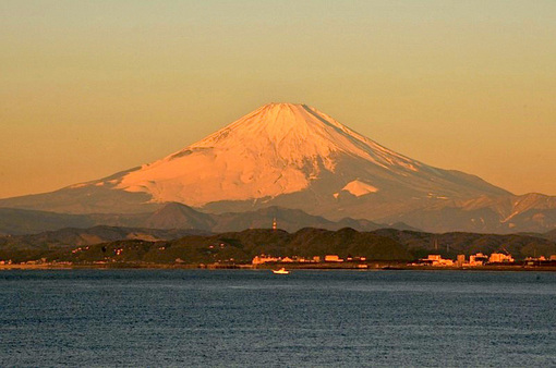 湘南江ノ島片瀬海岸西浜の朝日と富士山