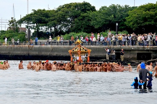 湘南江島神&社八坂神社の江ノ島天王祭2014海を渡る神輿渡御