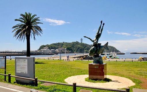 湘南江ノ島の変な像片瀬漁港親松英治作「海の詩」銅像
