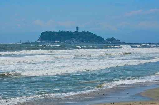 鎌倉七里ガ浜からの台風で波が高い海と江ノ島