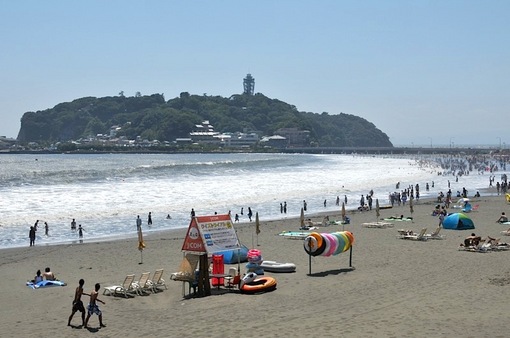 湘南江ノ島片瀬海岸東浜から台風の波が高い海水浴場