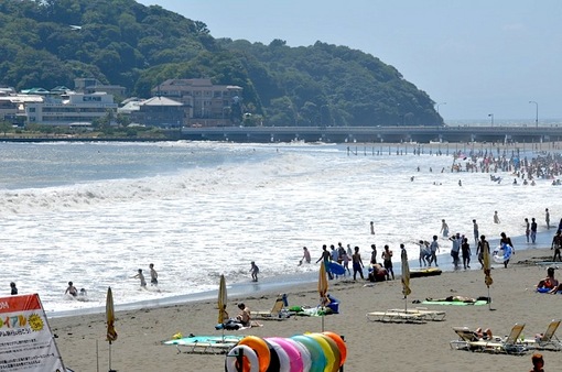 湘南江ノ島片瀬海岸東浜から台風の波が高い海水浴場
